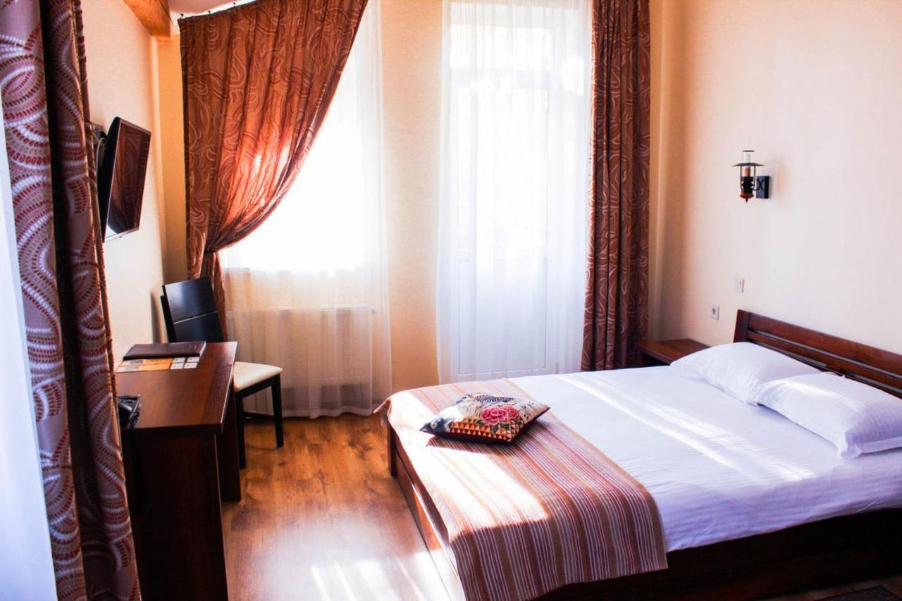Viktoria Park Hotel Bucha Buitenkant foto