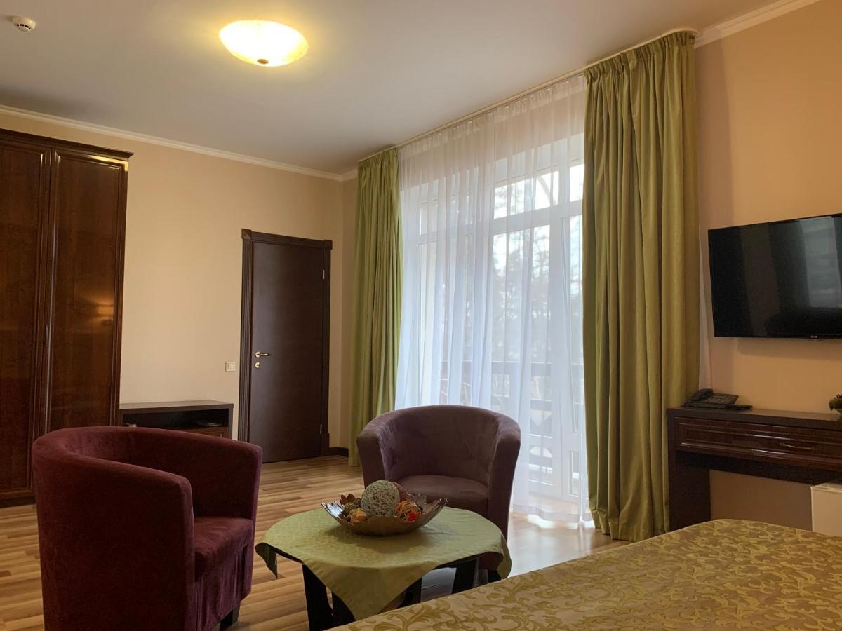Viktoria Park Hotel Bucha Buitenkant foto